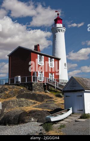 Der Fisgard Leuchtturm wurde 1860 auf Vancouver Island, BC, erbaut. `s Foto zeigt den Leuchtturm, das Wachmannviertel und das Bootshaus. Stockfoto